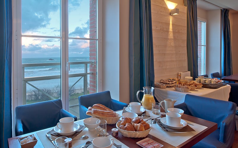 petit-dejeuner face à la mer