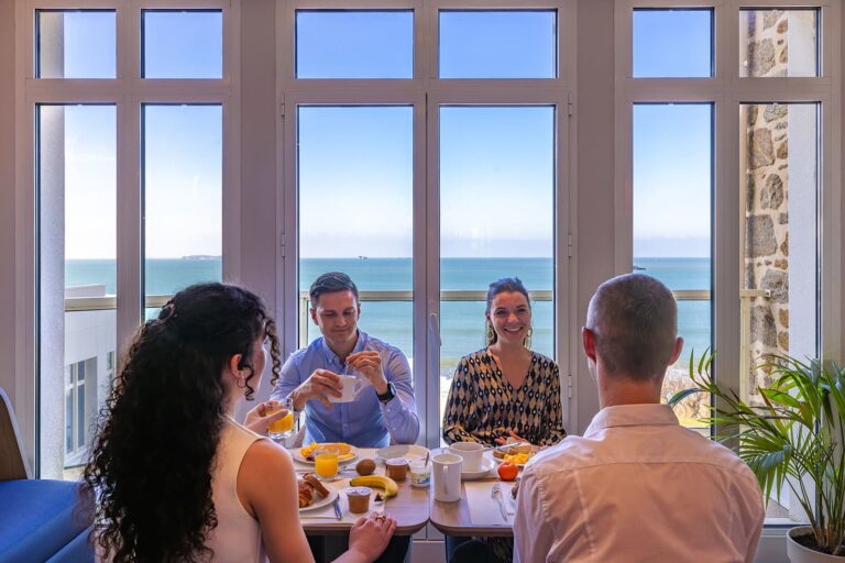 Petit déjeuner entre amis vue sur mer a st malo